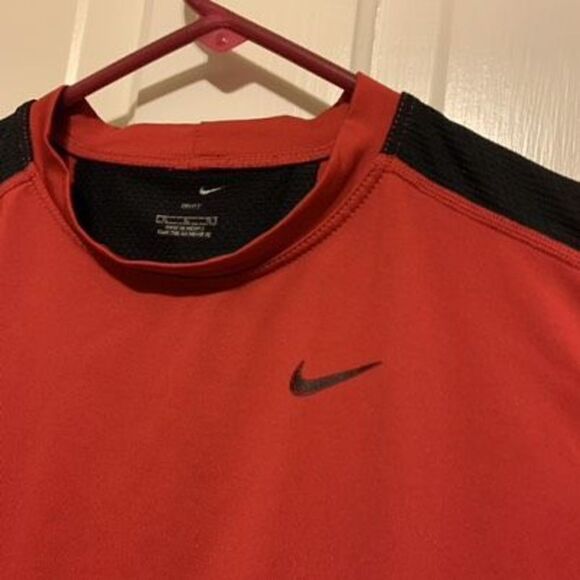 Nike Dri-Fit Size XL Red & Black Sleeveless Base Layer Shirt - Picture 2 of 5